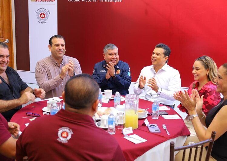 Reconoce y celebra Eduardo Gattás a personal del H. Cuerpo de Bomberos