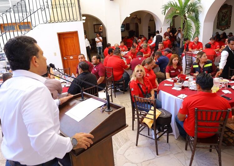 Reconoce y celebra Eduardo Gattás a personal del H. Cuerpo de Bomberos