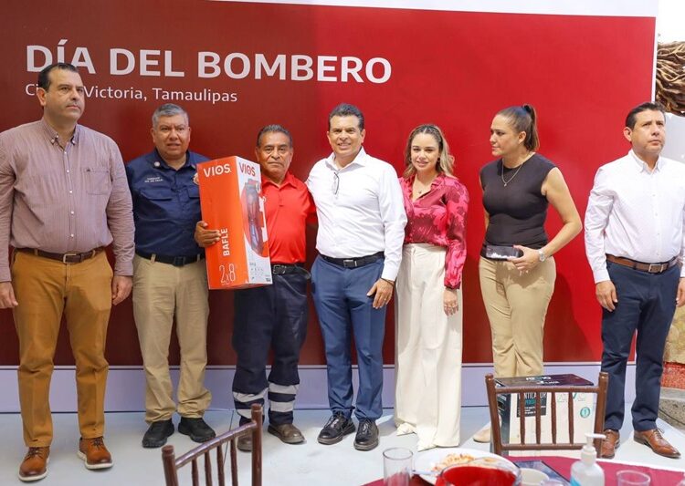Reconoce y celebra Eduardo Gattás a personal del H. Cuerpo de Bomberos
