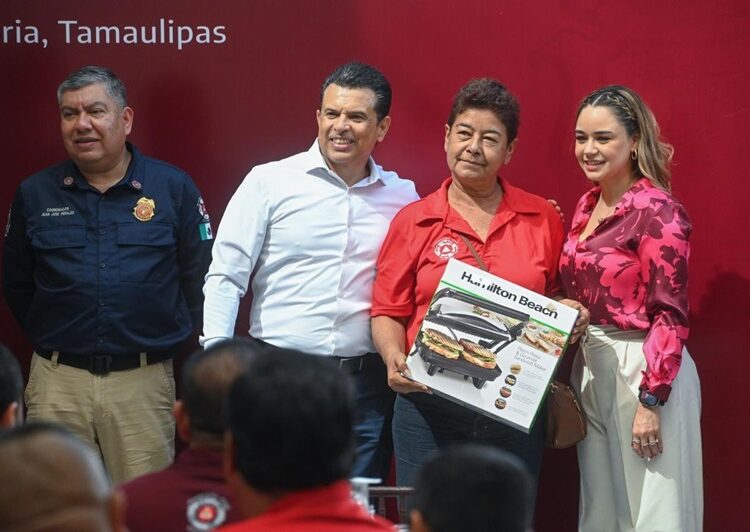 Reconoce y celebra Eduardo Gattás a personal del H. Cuerpo de Bomberos