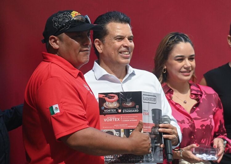 Reconoce y celebra Eduardo Gattás a personal del H. Cuerpo de Bomberos