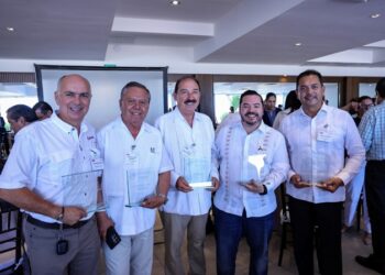 Reconocen a graduados del primer Programa de Desarrollo de Proveedores Blue Wave en Tamaulipas