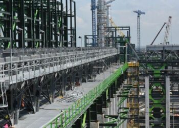 Arranca AMLO producción de la refinería de Dos Bocas