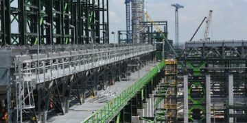 Arranca AMLO producción de la refinería de Dos Bocas