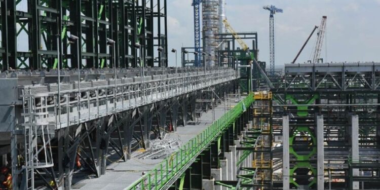 Arranca AMLO producción de la refinería de Dos Bocas