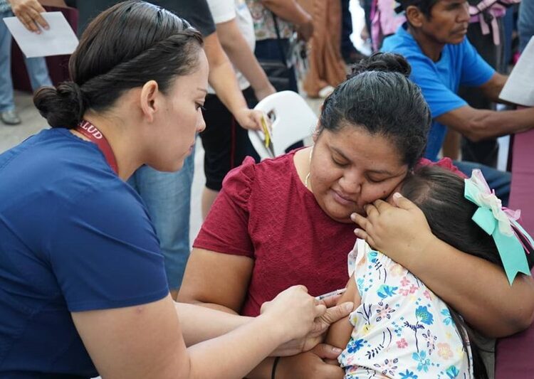 Responden familias a campaña de vacunación del Sistema DIF y Jurisdicción Sanitaria 5