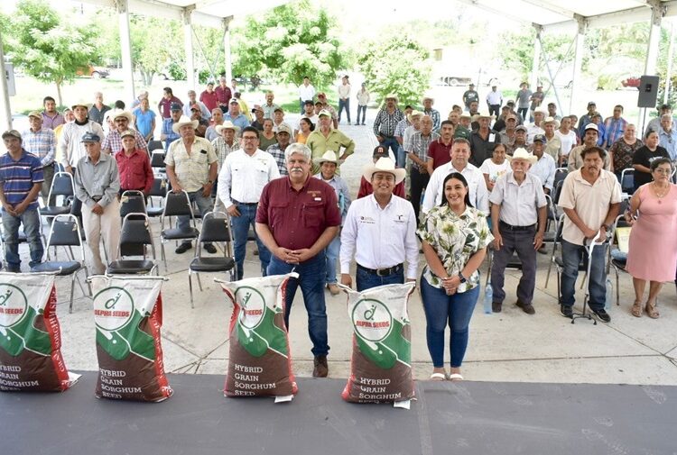 Reciben productores agrícolas de Soto la Marina semilla de sorgo y maíz