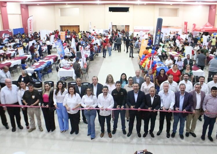 Feria de empleo de la STPS reunió a cientos de jóvenes en Nuevo Laredo