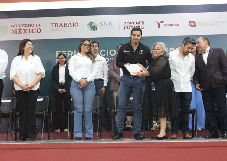 Feria de empleo de la STPS reunió a cientos de jóvenes en Nuevo Laredo
