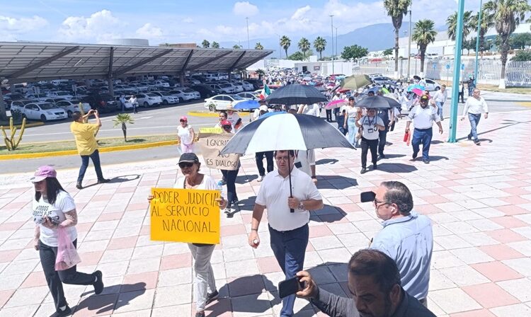 Se manifiestan empleados del Poder Judicial ante Congreso de Tamaulipas