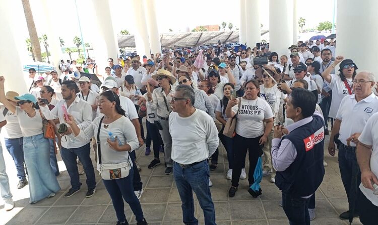 Se manifiestan empleados del Poder Judicial ante Congreso de Tamaulipas