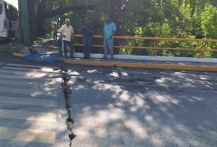 Supervisa Obras Públicas estructura de puentes viales de boulevares de la ciudad