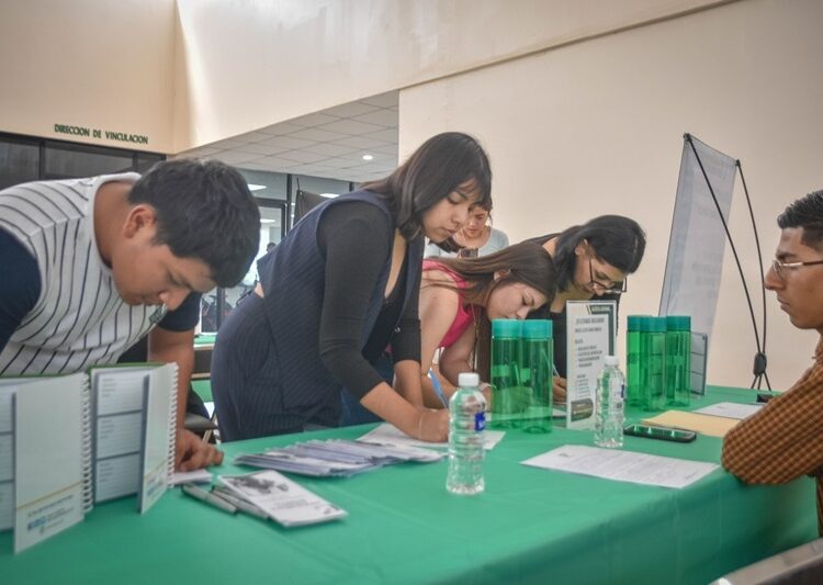 Participan estudiantes de la UT Nuevo Laredo en Feria de Reclutamiento y Estadías 2024