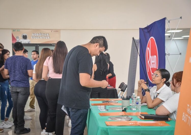 Participan estudiantes de la UT Nuevo Laredo en Feria de Reclutamiento y Estadías 2024
