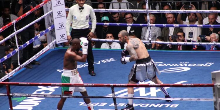 Mayweather Jr. supera de forma polémica a John Gotti en la CDMX