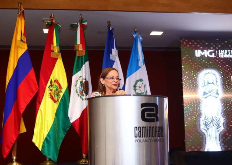 Rossy Luque de Martínez recibe Premio Internacional Tonantzin 2024
