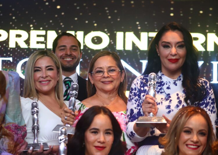 Rossy Luque de Martínez recibe Premio Internacional Tonantzin 2024