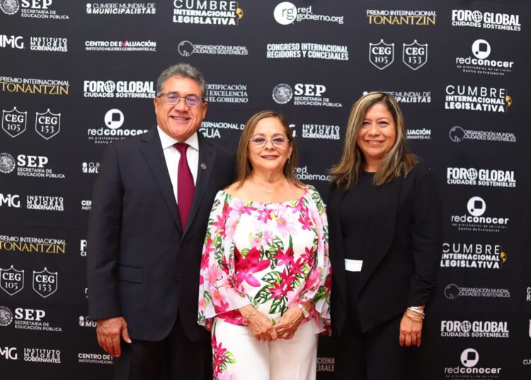 Rossy Luque de Martínez recibe Premio Internacional Tonantzin 2024