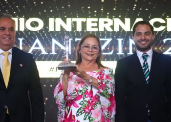 Rossy Luque de Martínez recibe Premio Internacional Tonantzin 2024