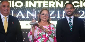 Rossy Luque de Martínez recibe Premio Internacional Tonantzin 2024
