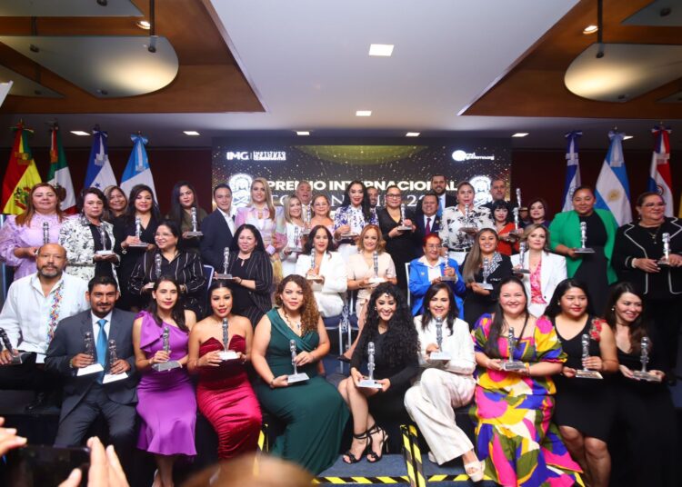 Rossy Luque de Martínez recibe Premio Internacional Tonantzin 2024