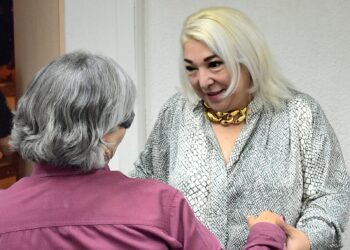 Consienten a los abuelitos en las Oficinas Fiscales: Adriana
