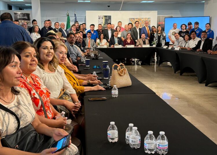 Américo se encuentra con migrantes tamaulipecos en Houston