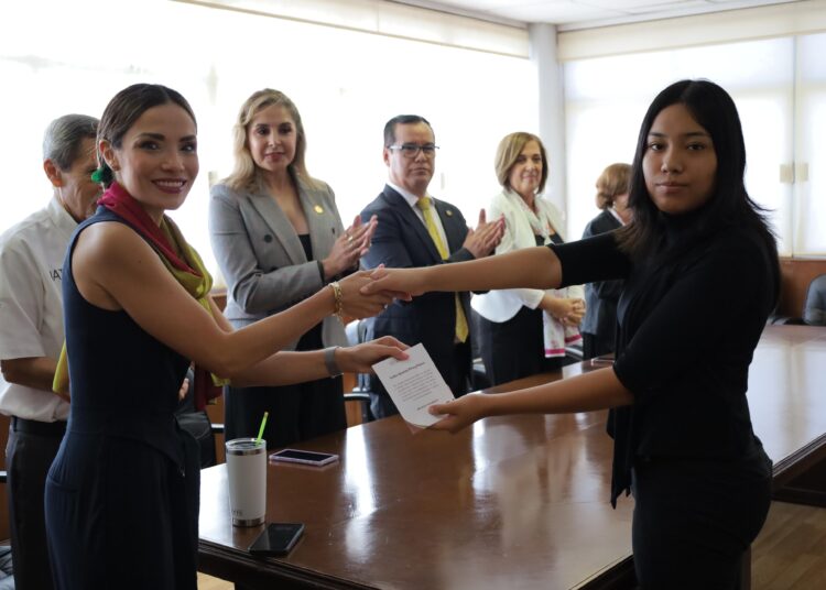 AMPROVIC entrega becas a universitarias victorenses