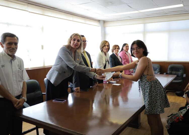 AMPROVIC entrega becas a universitarias victorenses