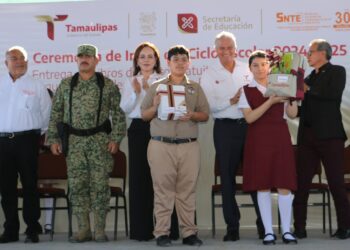 Con entrega de libros y útiles escolares arranca ciclo escolar en NLD