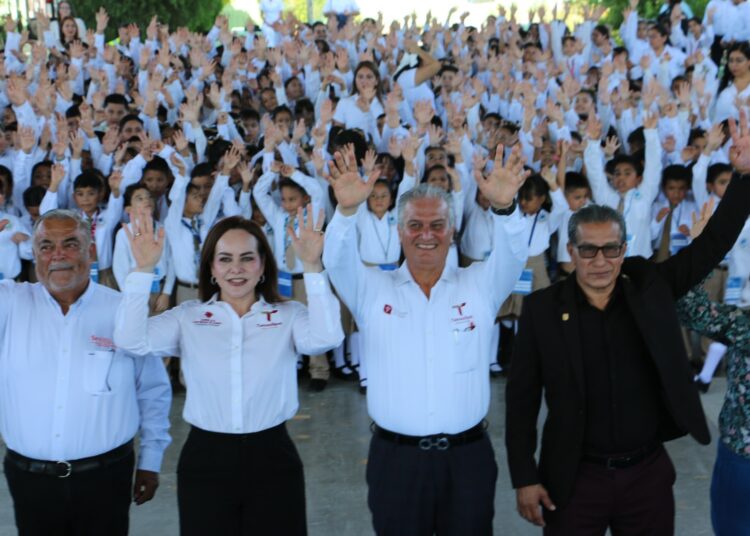 Con entrega de libros y útiles escolares arranca ciclo escolar en NLD