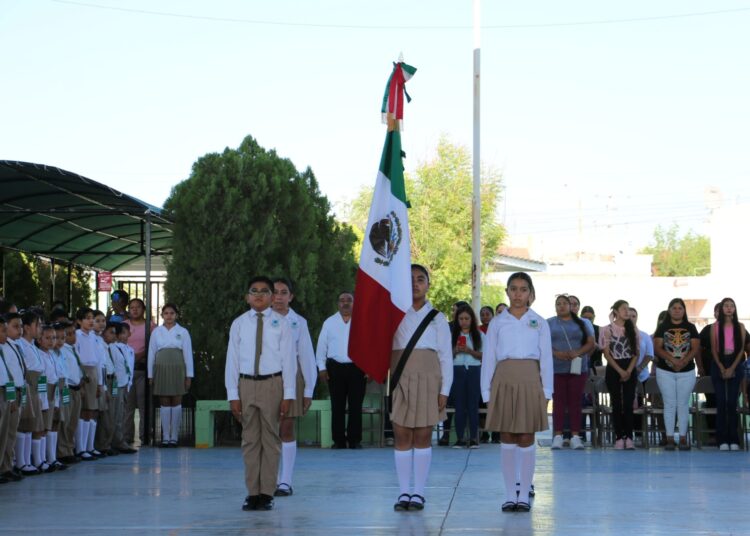 Con entrega de libros y útiles escolares arranca ciclo escolar en NLD