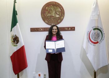 Olga Sosa recibe credencial del Senado de la República