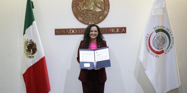 Olga Sosa recibe credencial del Senado de la República