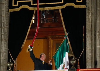 Lleno total en el Zócalo durante último grito de AMLO