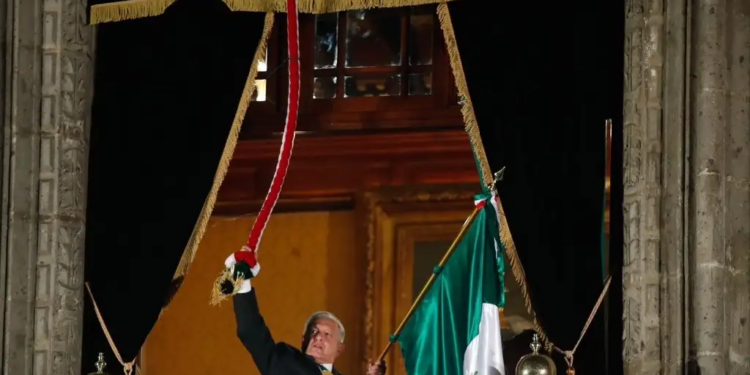 Lleno total en el Zócalo durante último grito de AMLO