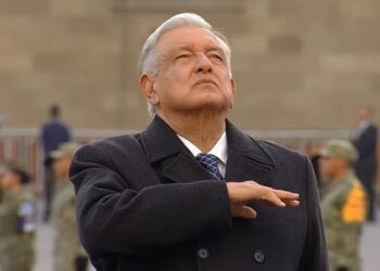 AMLO iza la bandera del Zócalo en memoria de las víctimas de los sismos de 1985 y 2017