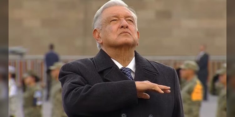 AMLO iza la bandera del Zócalo en memoria de las víctimas de los sismos de 1985 y 2017