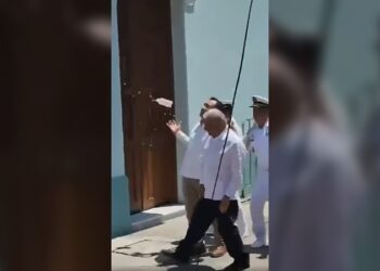 Llaman ‘dictador’ y lanzan objetos en contra de AMLO en Veracruz