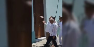 Llaman ‘dictador’ y lanzan objetos en contra de AMLO en Veracruz