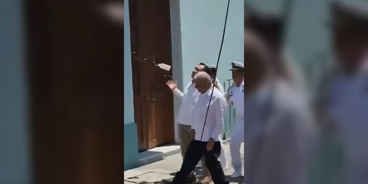 Llaman ‘dictador’ y lanzan objetos en contra de AMLO en Veracruz
