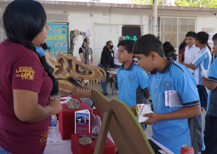 Acerca IMJUVE servicios del Gobierno de NLD a estudiantes de Colonia El Bayito