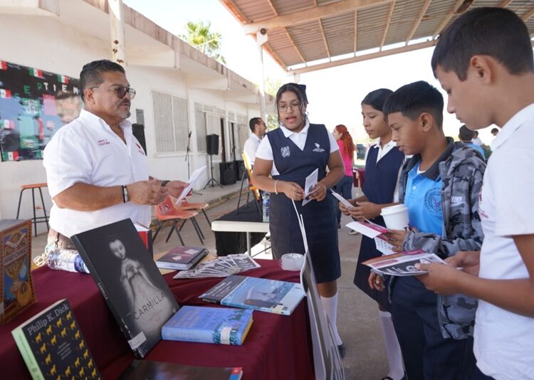 Acerca IMJUVE servicios del Gobierno de NLD a estudiantes de Colonia El Bayito