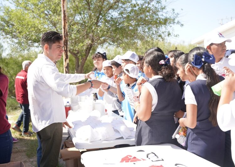 Acerca IMJUVE servicios del Gobierno de NLD a estudiantes de Colonia El Bayito