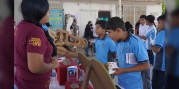 Acerca IMJUVE servicios del Gobierno de NLD a estudiantes de Colonia El Bayito
