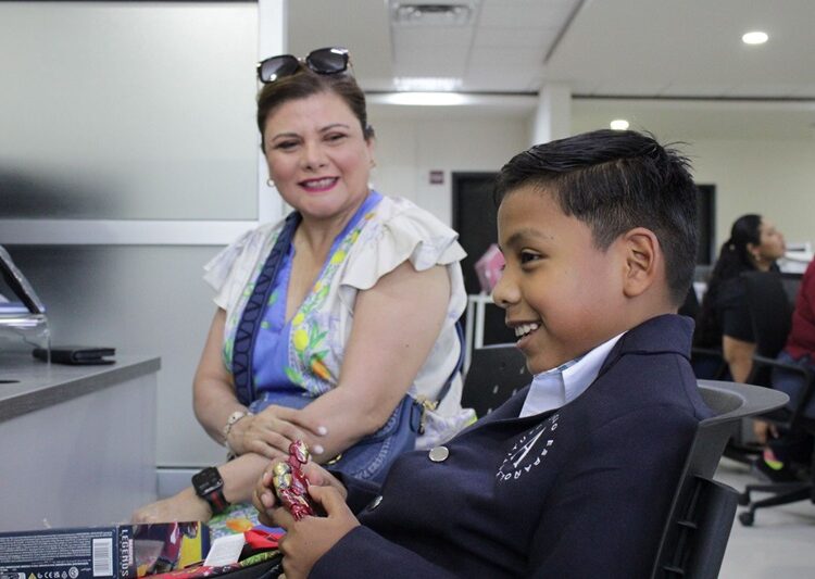 Apoya Gobierno de NLD a 14 estudiantes con programa “Héroes UNE”