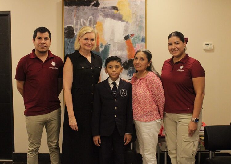 Apoya Gobierno de NLD a 14 estudiantes con programa “Héroes UNE”