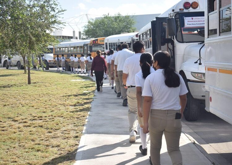 Apoya Gobierno de NLD a más de mil estudiantes con transporte escolar