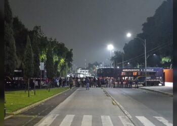 ‘Bloquean a Cámara de Diputados’: trabajadores del PJF protestan con cadena humana contra reforma