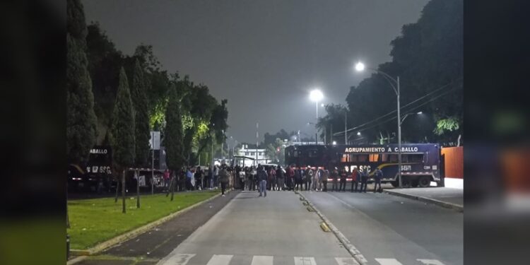 ‘Bloquean a Cámara de Diputados’: trabajadores del PJF protestan con cadena humana contra reforma